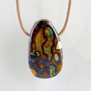 Boulderopal, Opal im Muttergestein, gebohrter Stein, Steinanhänger